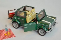 Original narejen iz 1.077 delov, klasi?ni Mini kot LEGO set