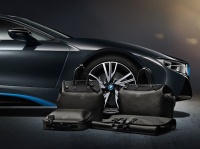 Po meri narejen set kov?kov in torb znamke Louis Vuitton za BMW i8 