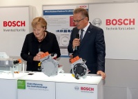Nemška kanclerka Angela Merkel pri Boschevi stojnici na avtomobilskem salonu IAA