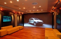 Nissanov oblikovalski studio s 5,5-metrskim zaslonom